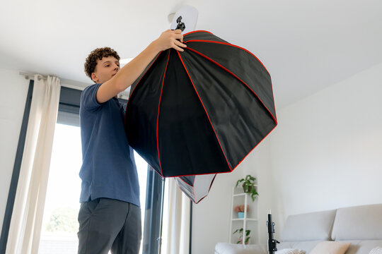 Content creator set up octabox studio light at home