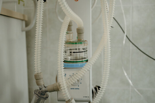 Mechanical ventilator breathing circuit in hospital intensive care