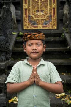 Balinese boy praying at a traditional Hindu temple