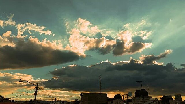 atardecer, anochecer, puesta de sol, cielo, nubes, timelapse, transici&oacute;n d&iacute;a noche, cambio de luz, cielo al atardecer, nubes en movimiento, crep&uacute;sculo, hora dorada, hora azul, paisaje, horizonte, luz 
