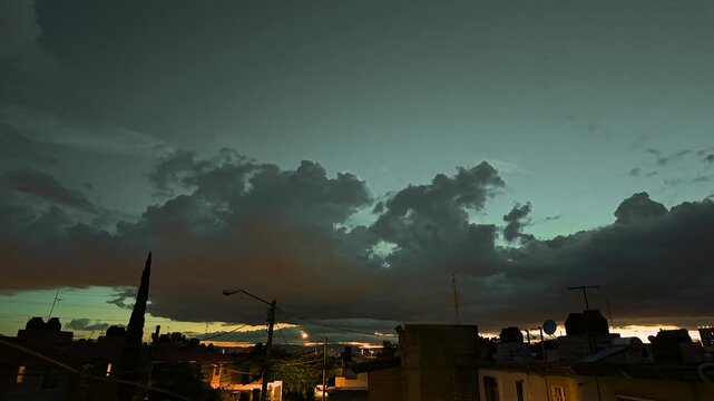atardecer, anochecer, puesta de sol, cielo, nubes, timelapse, transici&oacute;n d&iacute;a noche, cambio de luz, cielo al atardecer, nubes en movimiento, crep&uacute;sculo, hora dorada, hora azul, paisaje, horizonte, luz 