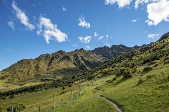 Hiking trail to Isthmus Peak, mountain landscape, Wanaka, Otago, South Island, New Zealand