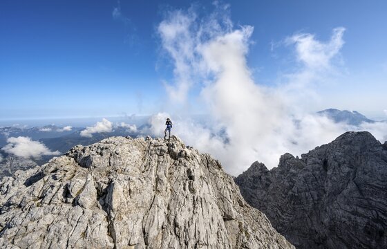 Mountaineer on a rocky narrow mountain path with mountain panorama, mountain tour to the summit of the Hochkalter, Hochkalter crossing, Berchtesgaden Alps, Bavaria, Germany