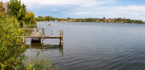 Blick vom Strandweg über den großen Plöner See Richtung Plöner Wasserturm © Wolfgang Knoll