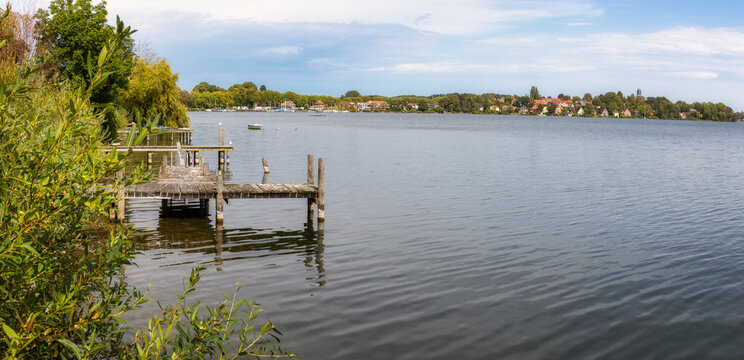 Blick vom Strandweg &uuml;ber den gro&szlig;en Pl&ouml;ner See Richtung Pl&ouml;ner Wasserturm