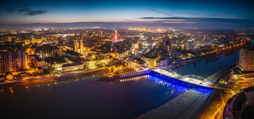 Szeroka nocna panorama Opola z lotu ptaka z podświetlonym jazem na Młynówce i wieżami katedry. Śląsk Opolski, Polska. © Henryk Niestrój