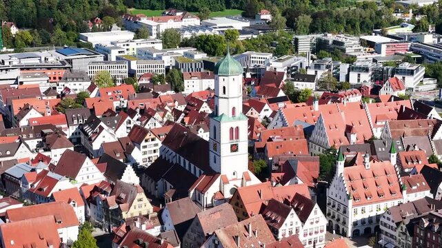Malerische Panorama-Luftaufnahme von Biberach an der Ri&szlig; mit der historischen Altstadt, markanten Kircht&uuml;rmen und herbstlichen B&auml;umen unter blauem Himmel.