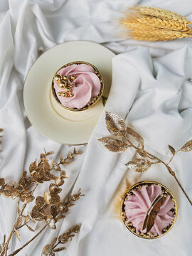 baking, bakery, baker, cupcakes, pink cupcakes, decorated cupcakes, cupcake decorating, cupcake frosting, pink frosting, buttercream, buttercream frosting, frosting swirl, frosting rosette, piped fros