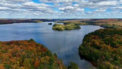 Fototapeta premium Beautiful Island surrounded by the Fall Colors