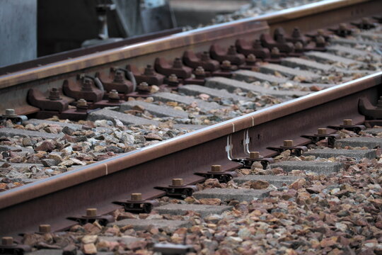 Railroad track system with steel rails and gravel ballast