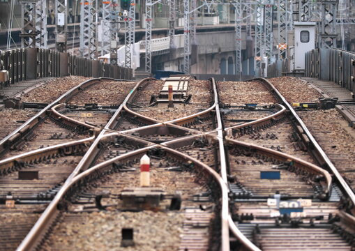 Railroad tracks converging at a railway junction switch