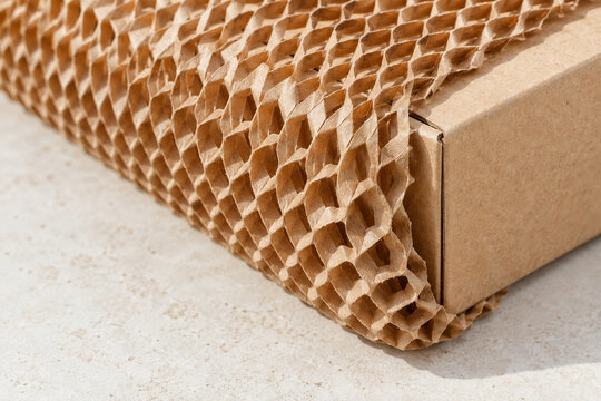 Wabenpapier sch&uuml;tzt die Ecke eines Versandkartons