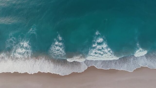 日の出の頃、ターコイズブルーの広々とした海の上をゆっくりと漂う高高度の空撮映像。