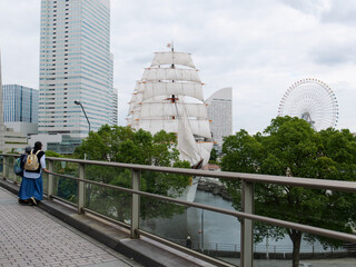 The sailing ship Nippon Maru and Cosmo Clock 21 ferris wheel in Minato Mirai, Yokohama, Kanagawa, Japan © rbkgm146