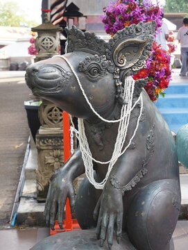 Bronze Rat Statue Decorated with White Bead Necklace at Sacred Thai Temple, Sacred Animal Sculpture in Asian Culture and Mythology