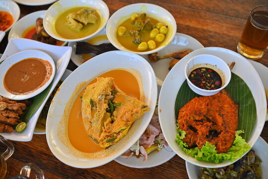 Gulai Kapalo Lauak, is a rich, spicy West Sumatran delicacy featuring a large fish head (typically red snapper or sea fish) simmered in a golden coconut milk broth infused with traditional aromatics