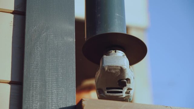 Sawing the drain pipe, grinding the pipe, angle grinder