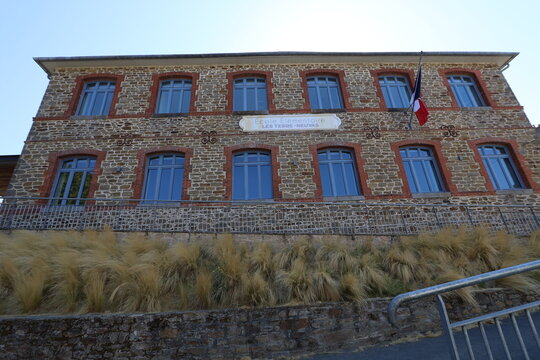 Ecole &eacute;l&eacute;mentaire, vue de l'ext&eacute;rieur, ville de Cancale, d&eacute;partement de l'Ille et Vilaine, Bretagne, France
