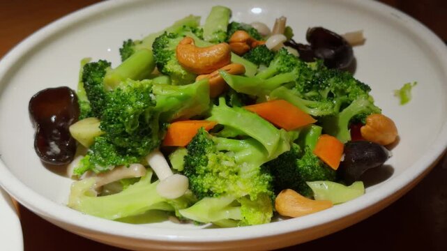 Chinese Stir Fried Seasonal Vegetables Broccoli Carrot Qingdao Handheld Slow Pan