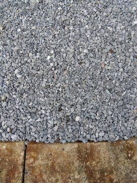 畑の擁壁の縁石と物置き入り口の敷石風景