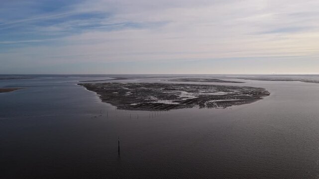Vue a&eacute;rienne du bassin d&rsquo;Arcachon depuis le port &agrave; mar&eacute;e basse - Gironde - France