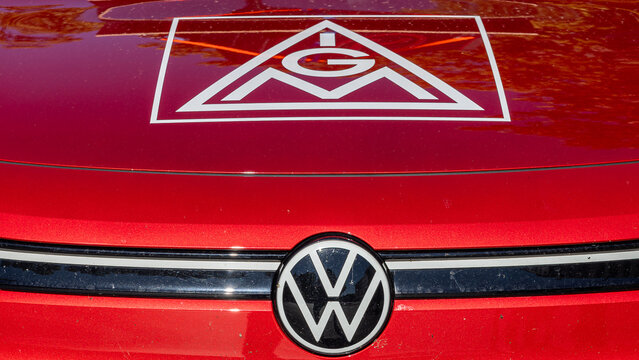 Ein VW-Fahrzeug mit dem Aufkleber der IG Metall wirbt f&uuml;r die Kundgebung Hart verdient!. 