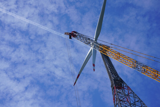 energie, windkraft, windrad, weltrekord, stahlkonstruktion, einmalig, herbsttag, lausitz, brandenburg, montage, blauer himmel, zukunft, h&ouml;he 365 m, windenergieanlage, blau, rot, elektrizit&auml;t, stahl, 