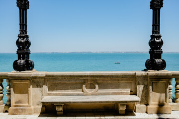 Banco, terraza en la playa de Cadiz © Fernando