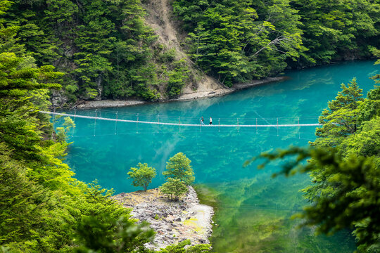静岡県の川根本町寸又峡温泉にある「夢のつり橋」遠景と、それを取り囲む新緑の山々
