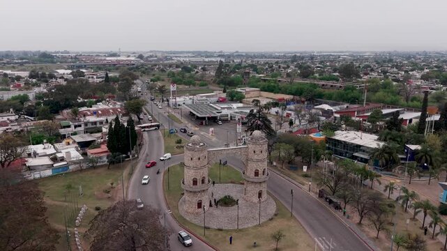 Arco de C&oacute;rdoba desde el aire, arco de triunfo de piedra con torreones de estilo medieval inaugurado en 1943, Argentina