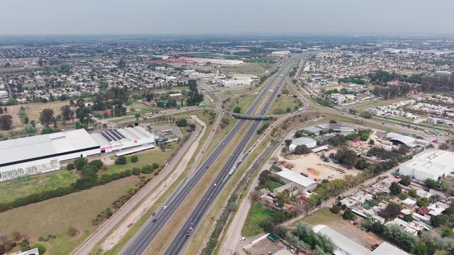Vista a&eacute;rea con dron de distribuidor vial y puente sobre la Avenida de Circunvalaci&oacute;n en C&oacute;rdoba, Argentina, d&iacute;a nublado