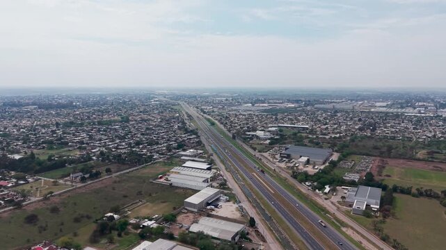 Vista a&eacute;rea con dron de la Avenida de Circunvalaci&oacute;n atravesando la ciudad de C&oacute;rdoba, Argentina, en un d&iacute;a nublado