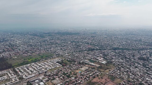 Vista a&eacute;rea con dron de la ciudad de C&oacute;rdoba, Argentina, en un d&iacute;a nublado, panor&aacute;mica urbana en altura