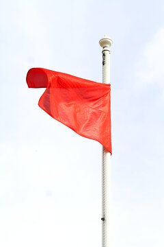Bandera roja red flag playa precauci&oacute;n aviso de peligro no ba&ntilde;arse alerta warning colorado precauci&oacute;n y advertencia de riesgo ondear e izar trapo rojo