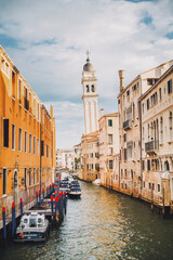 Venice, Italy – Scenic Canals with Gondolas, Historic Architecture and Famous Venetian Cityscape © lokomotiv48