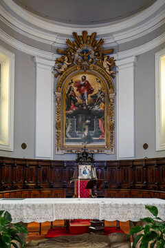 Apse altarpiece with gilded frame in the Church of Saint Francis in Urbino
