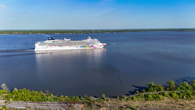Norwegian Jewel Cruise Ship Departing Philadelphia on the Delaware River