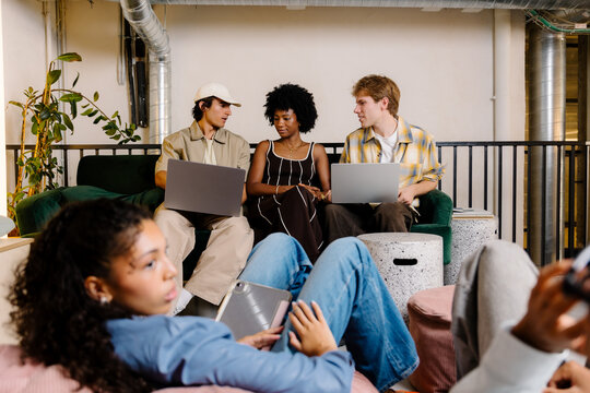 Group interacting during an informal meeting in a coworking space.