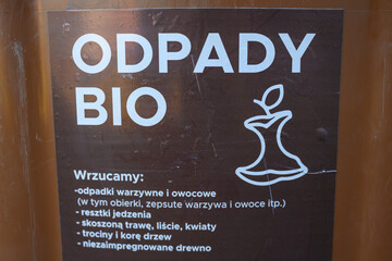 Tytuł Brązowa etykieta informacyjna na pojemniku na odpady bio z piktogramem gryza jabłka © FOTOWAWA