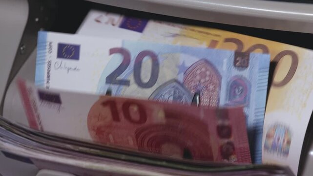 Machine &agrave; compter l&rsquo;argent en euros, traitant automatiquement un m&eacute;lange de plusieurs billets lors d&rsquo;une op&eacute;ration de comptage.
