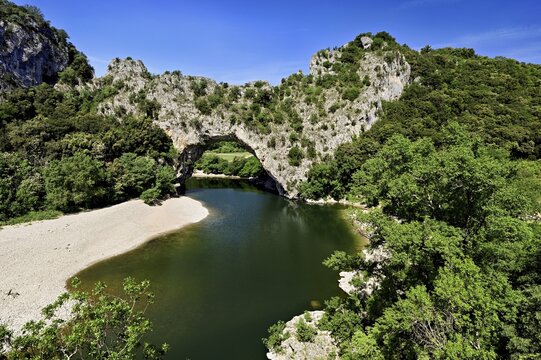 Ard&egrave;che river, above it the Pont d'Arc rock gate, Ard&egrave;che Gorge, Gorges de l'Ard&egrave;che, Vallon-Pont-d'Arc, Rh&ocirc;ne-Alpes, France