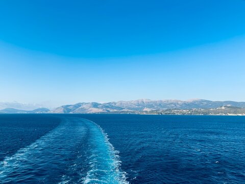 Heckwelle hinter einem Kreuzfahrtschiff bei der Ausfahrt aus Argostoli, Kefalonia, Griechenland, 