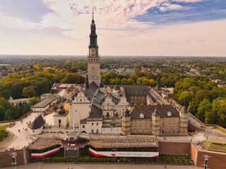 Widok z drona na klasztor Jasna Góra i miasto Częstochowa w Polsce. Jasna Góra jest jednym z najważniejszych miejsc pielgrzymkowych i religijnych w Polsce. © BMC
