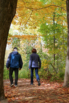couple dans une for&ecirc;t en automne, Qu&eacute;bec, Canada.
