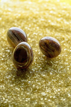 Primo piano di uova di onice simile al cioccolato su sfondo dorato