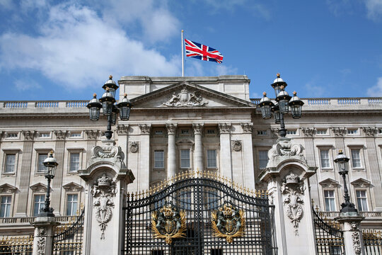gates in front of Buckingham Palace
