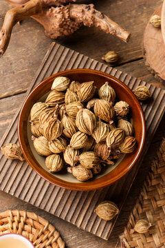 Fructus amomi or Amomum villosum&zwnj; is a traditional Chinese spice used for cooking and seasoning.