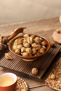Fructus amomi or Amomum villosum&zwnj; is a traditional Chinese spice used for cooking and seasoning.