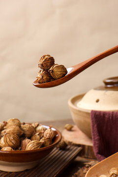 Fructus amomi or Amomum villosum&zwnj; is a traditional Chinese spice used for cooking and seasoning.