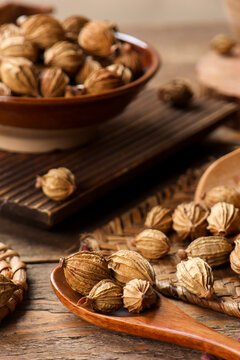 Fructus amomi or Amomum villosum&zwnj; is a traditional Chinese spice used for cooking and seasoning.